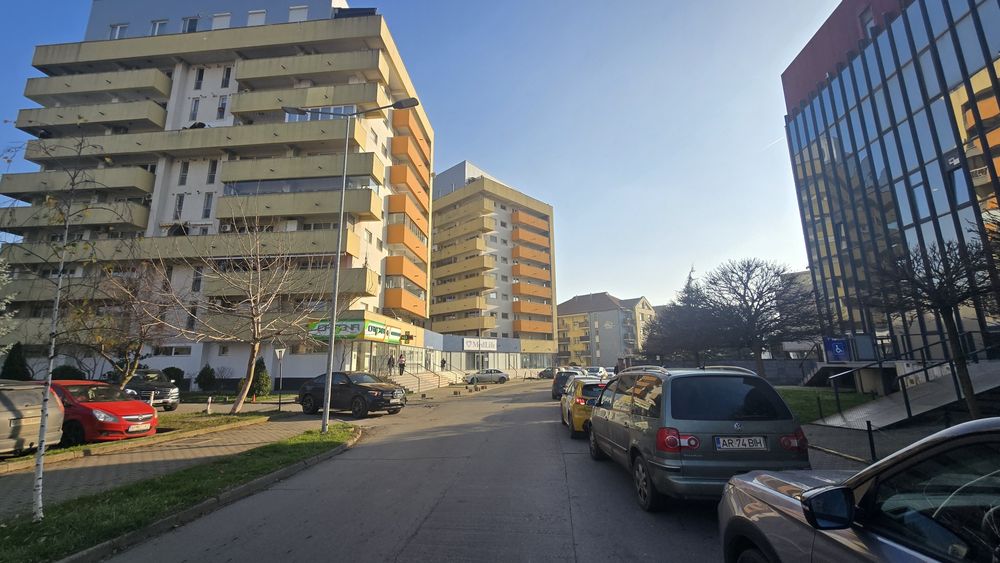 Vand apartament 3 camere,zona 300 ,et.1(bloc nou)