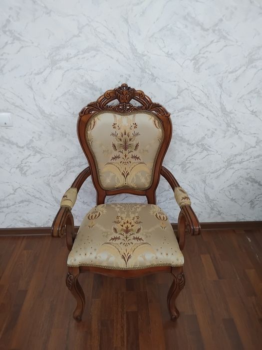 Продается комод , сервант и стол со стульями 7 шт