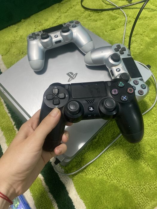 PS4 Slim, Editie limitata Silver, 3 controllere DualShock 4 ORIGINALE Sony