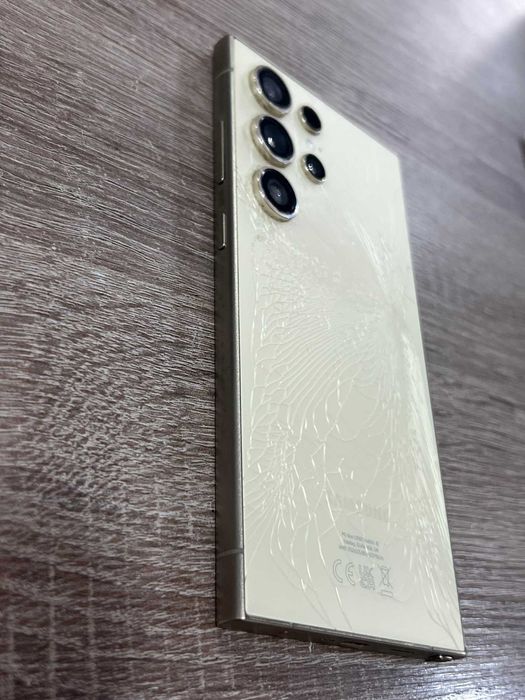 Samsung S24 Ultra 256GB Пукнат гръб