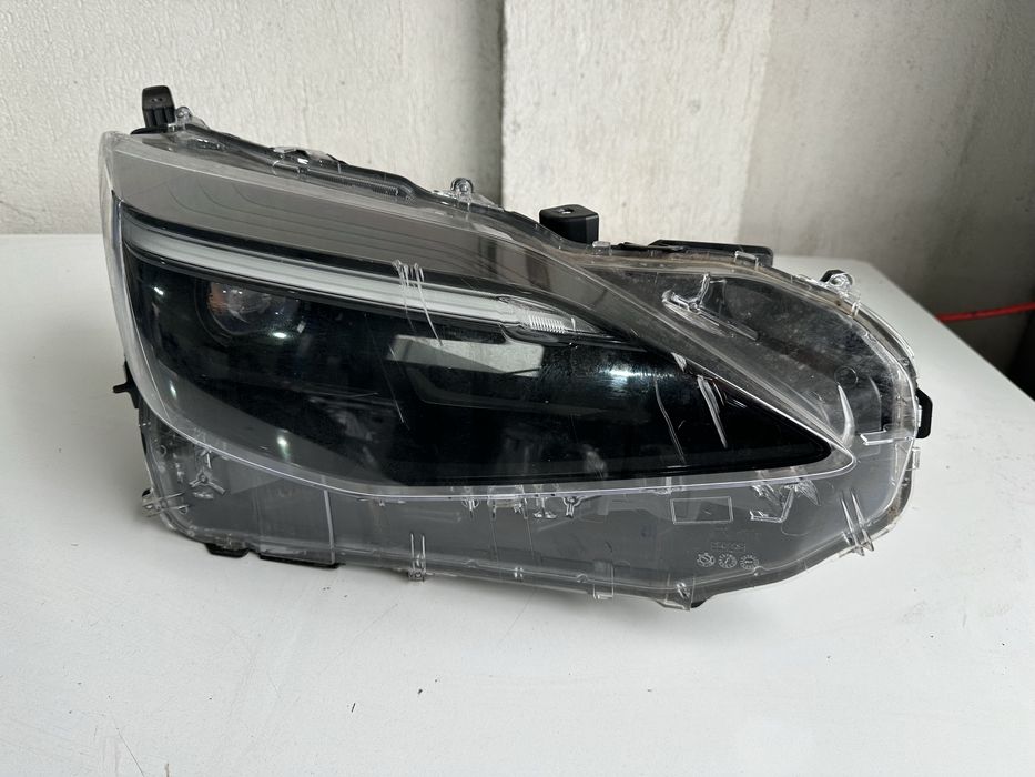 Фар Toyota Yariss Cross 21-25г