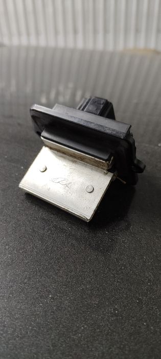 Продам Резистор печки Мазда Кронос