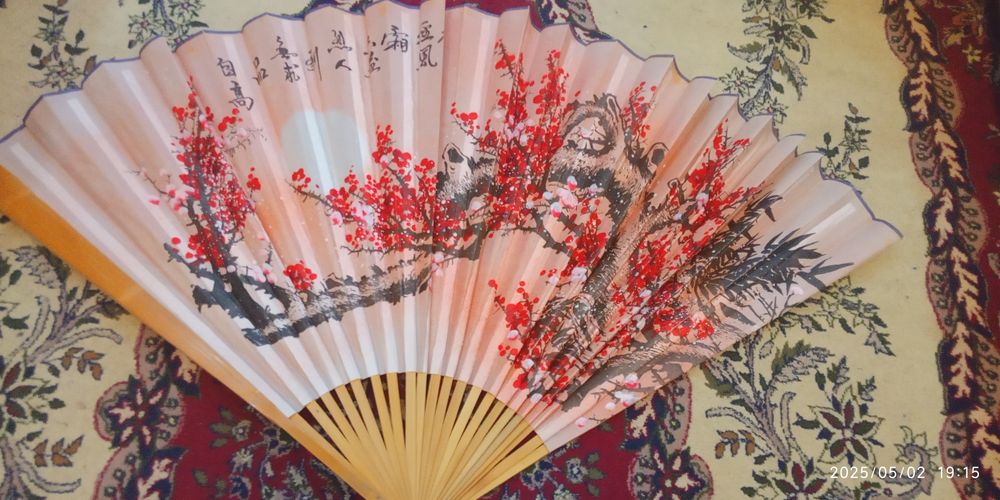 Веер опохало очень красивый длина 90см, состояние новое...