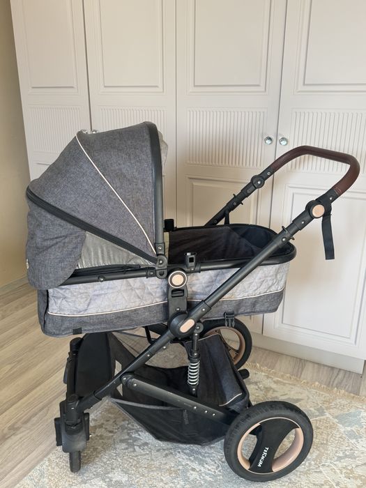 Коляска с люлькой