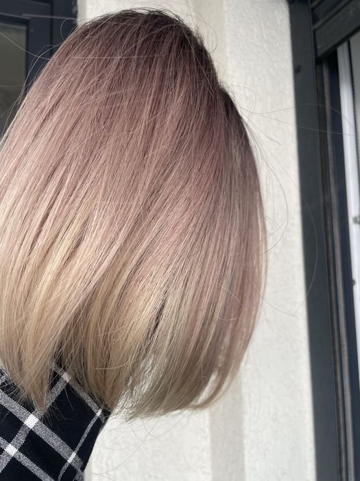 Peruca scurta -bob blonda / nuantat cu mov -violet