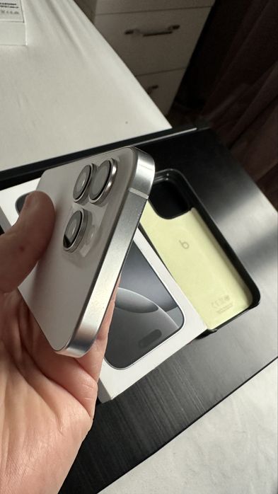 iPhone 16 Pro 256 GB - IMPECABIL- White Titanium (eSIM) + Husă Beats MagSafe