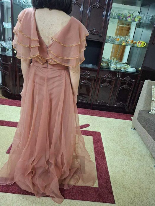 Продам  вечернее платье  в пол.  Размер 46 - 48