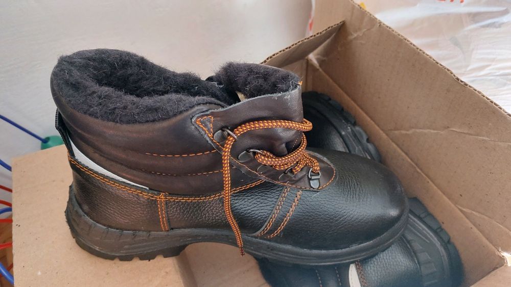 Продам зимние спец ботинки