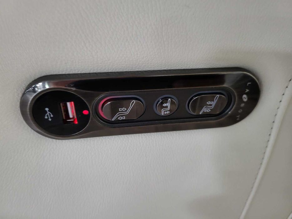 Бял кожен диван двойка La-z-boy с електрически релакс механизъм