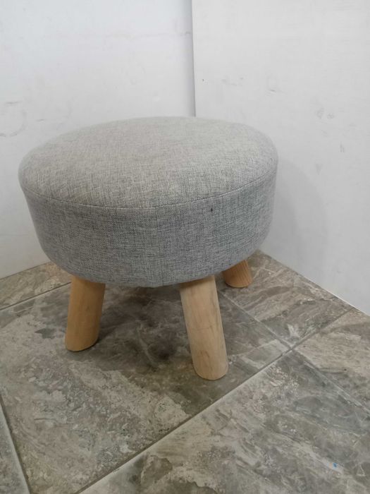 Малко столче с дървени крака