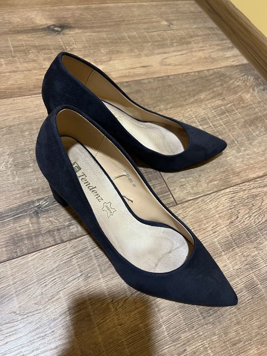 Високи токчета в черен и син цвят