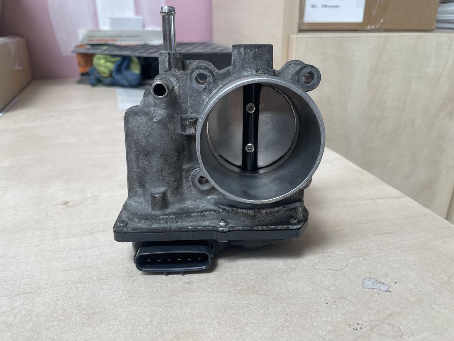 Дроселова клапа за Тойота Авенсис 2011 бензин
