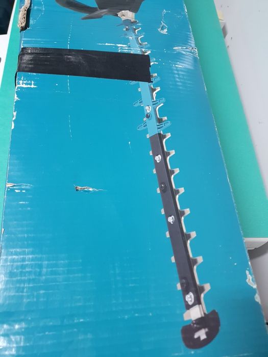 Makita mașină de tuns gard viu, model UH004GZ