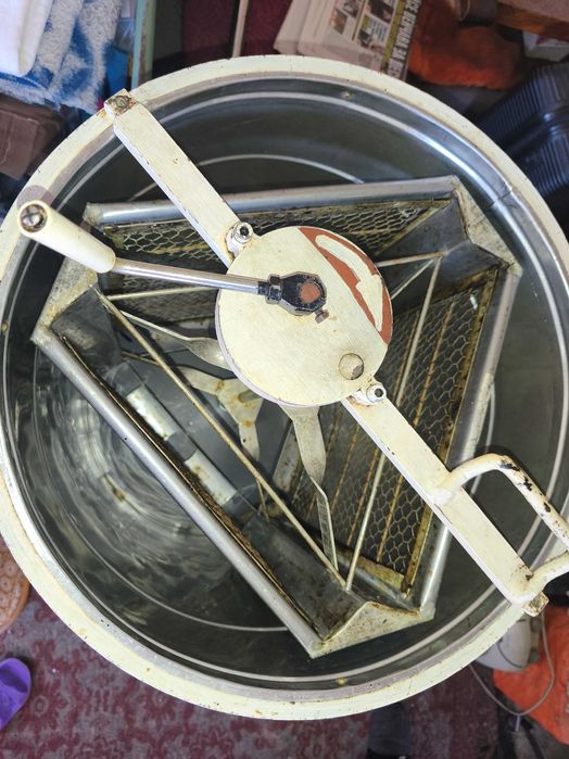 Продавам пчеларска центрофуга