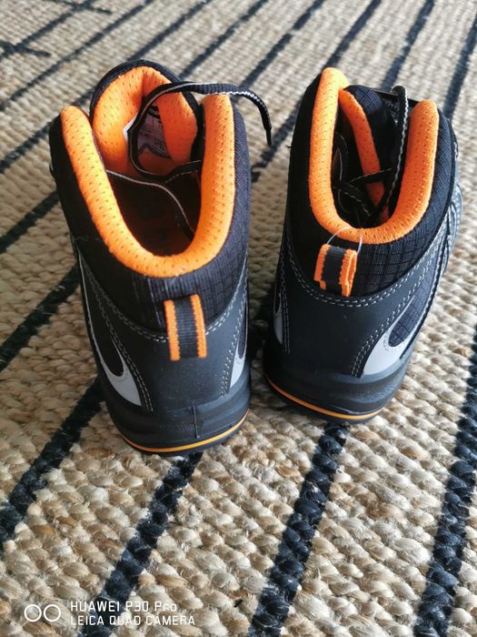 Solid gear safety shoes