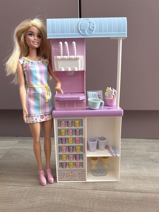 Кукли Барбита и аксесоари ( Спа, учителка, гардероб, кола, магазин )