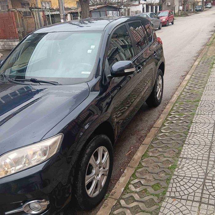 Продавам тойота rav4