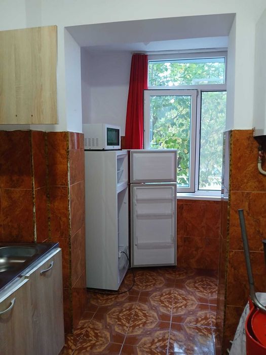 Închiriez apartament cu 2 camere