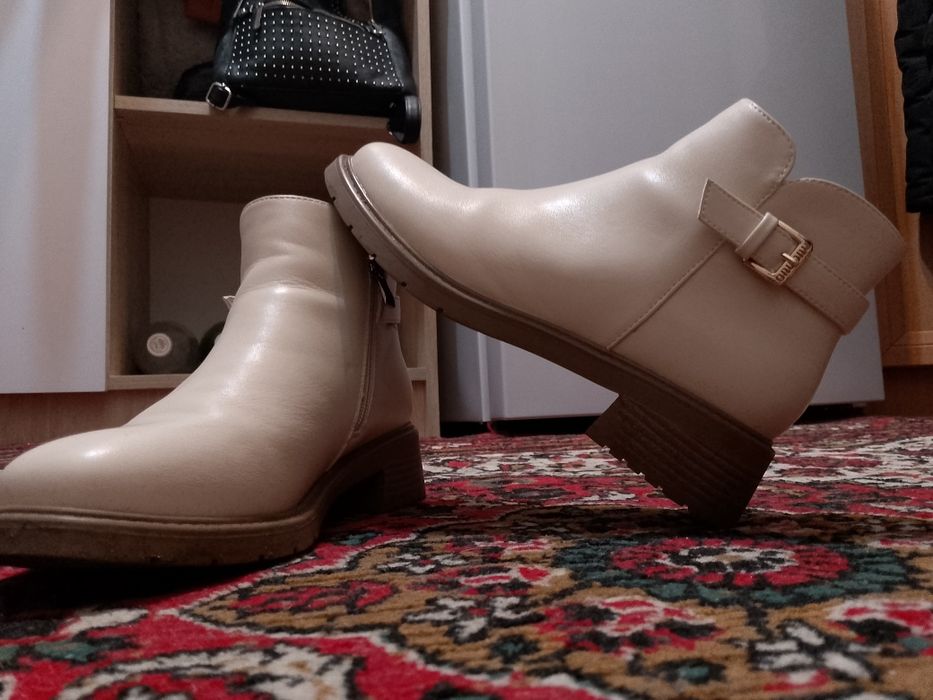 Продам женские белые босоножки 40 размер на маленьком каблуке