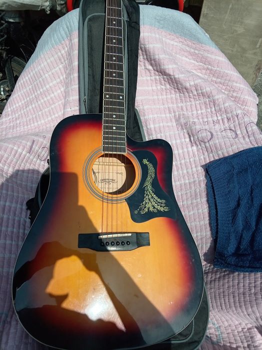 Продается гитара  рабочая в хорошем состоянии, работает