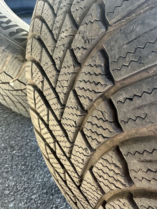 Bridgestone LM 005 235/55/19 зимни