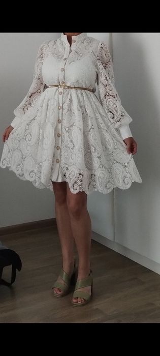 Rochie alba de dantelă