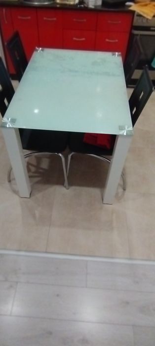 Продавам стъклена маса с четири стола