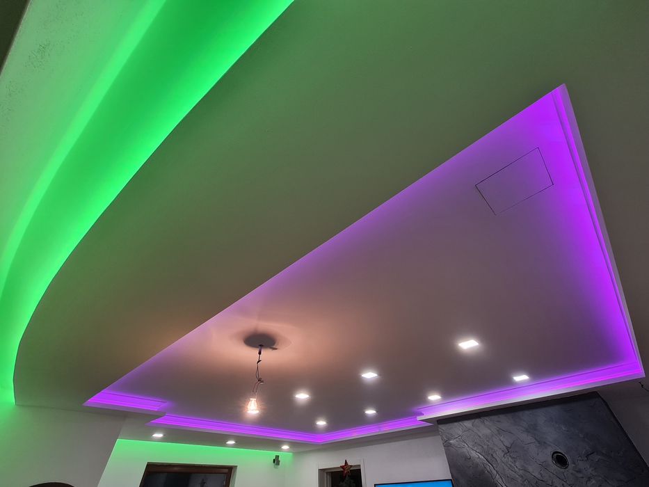 Electrician, montaj bandă LED profesional, iluminat modern și estetic