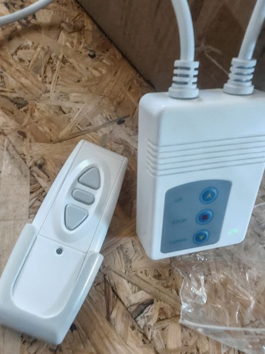 Ecrane de proiectie electrice 100" si 120", cu defect, TLES100, TLES120