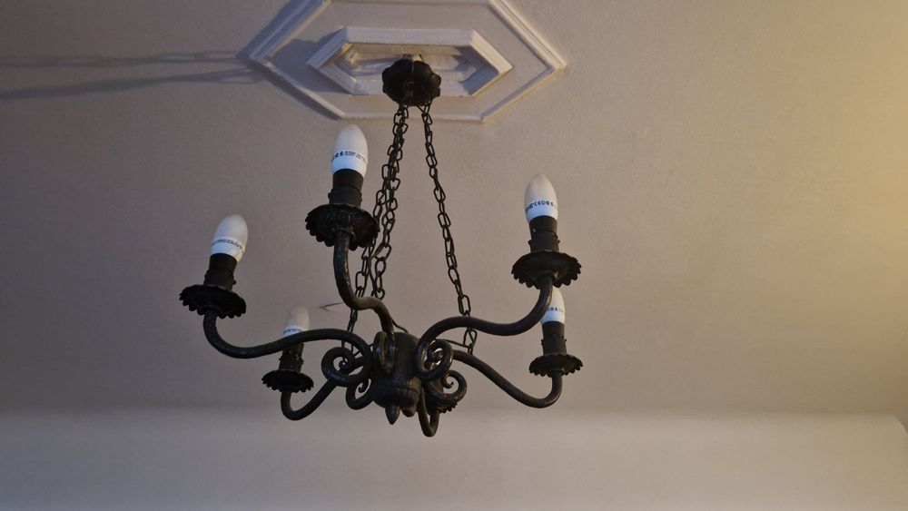 Vând candelabru din fier forjat și două aplice.