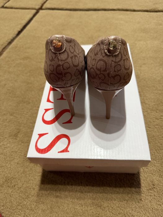Pantofi Guess, nr. 37, noi