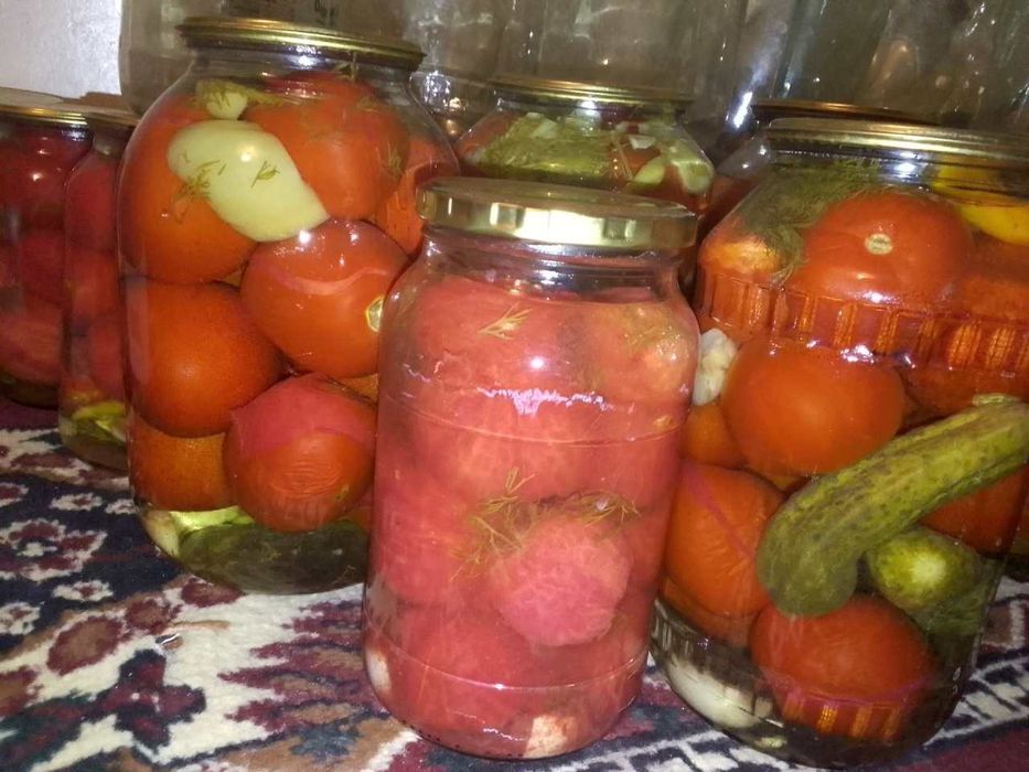 Ёпилган мазали помидор бодринг консервалари