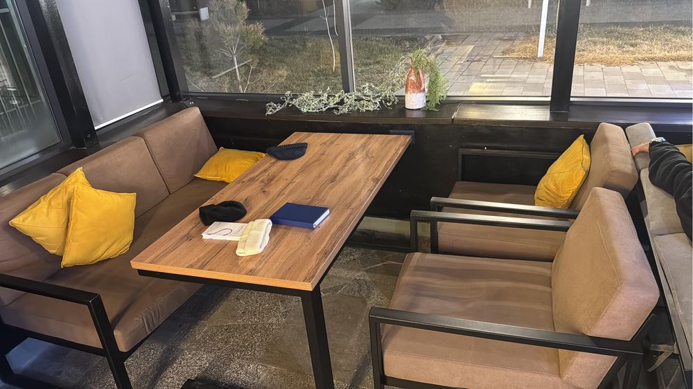 Люстры стол стулья