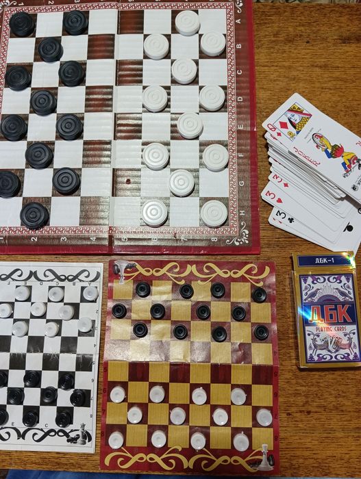 Продам игральные карты и шашки