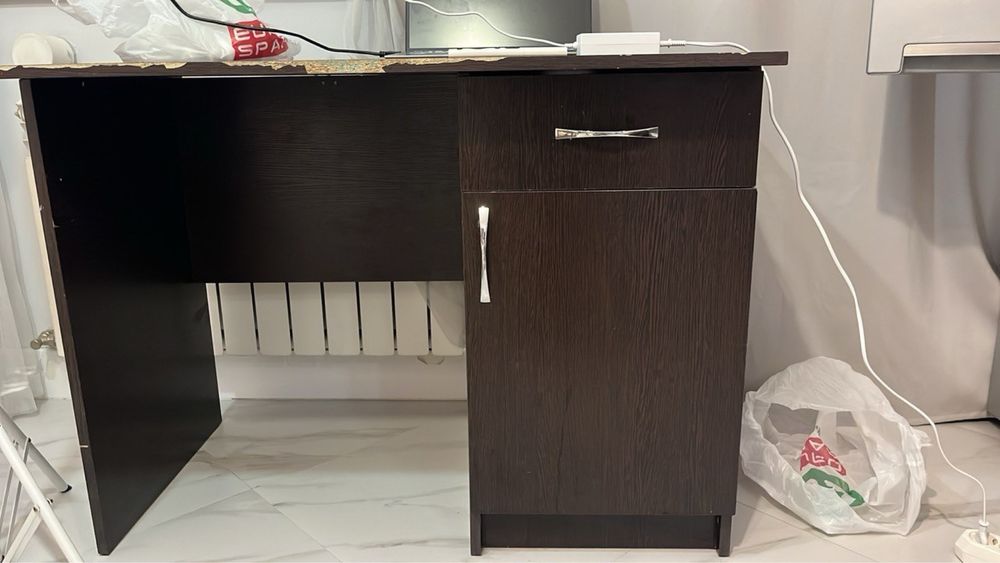 Письменный стол, цвет коричневый