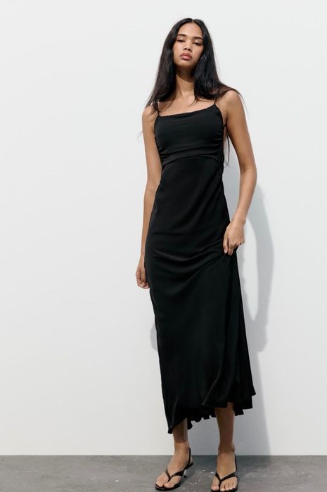 Официална черна рокля с гол гръб