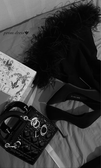 Элегантное вечернее платье с перьями и разрезом