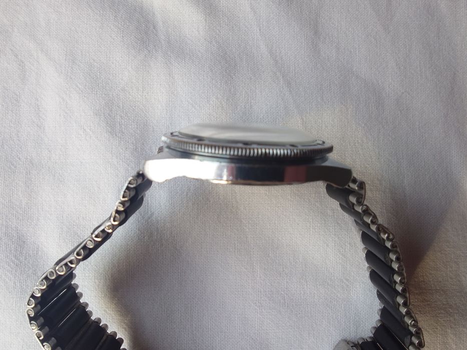 Восток Командирски - съветски механичен часовник, с ръчно навиване.