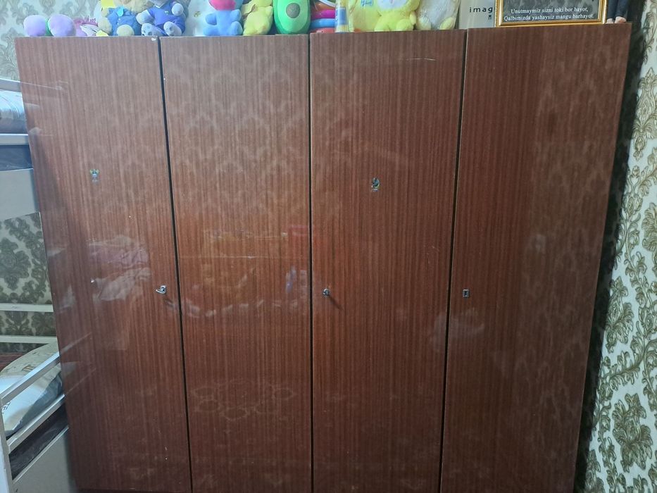Шкаф. 4 эшикли. 1 ва 4 кисми 1 талик. Уртаси катта 2 табакали.