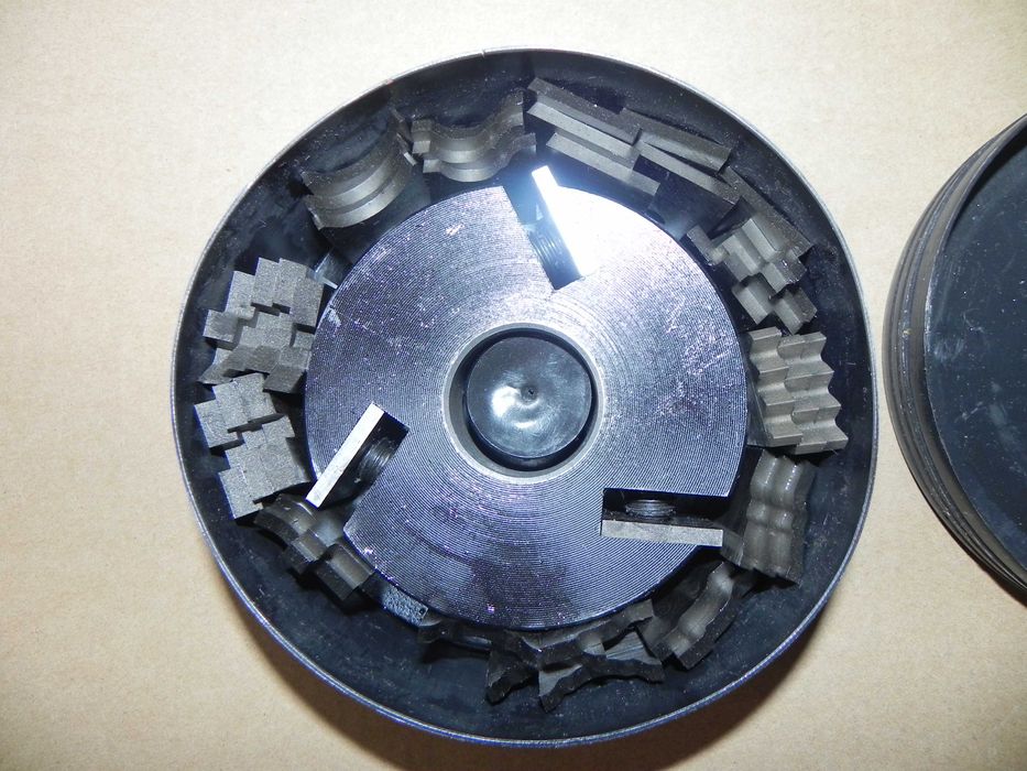 Freza cap butuc si set de 36 cutite pentru freza verticala sau abric