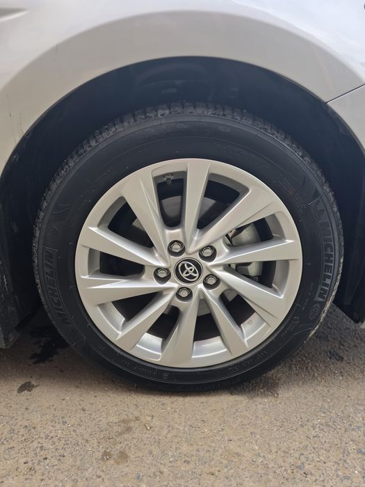 Продам шины с дисками камри 75