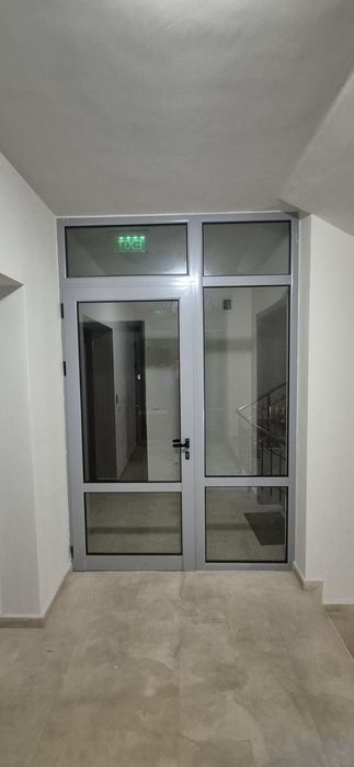 Алуминиева врата със стъклопакет 270/170см