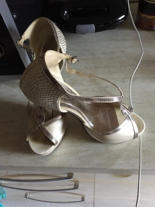 Sandale de mireasa model deosebit! Marimea 37-38.