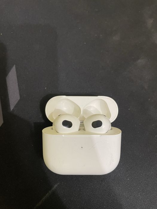 Fake Airpods 3 - леки драскотини