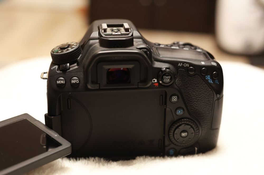 Camera foto CANON EOS 80D cu accesorii, ca noua