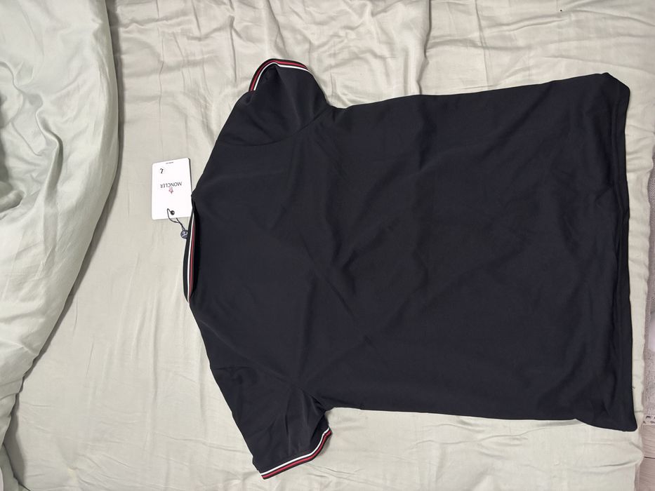 Tricou moncler marime L cu fit M