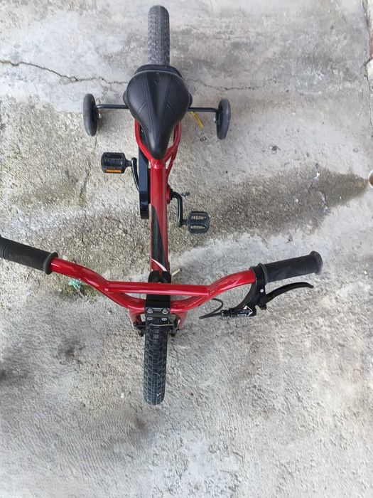 детси велосипед Specialized с опорни колела, които се махат