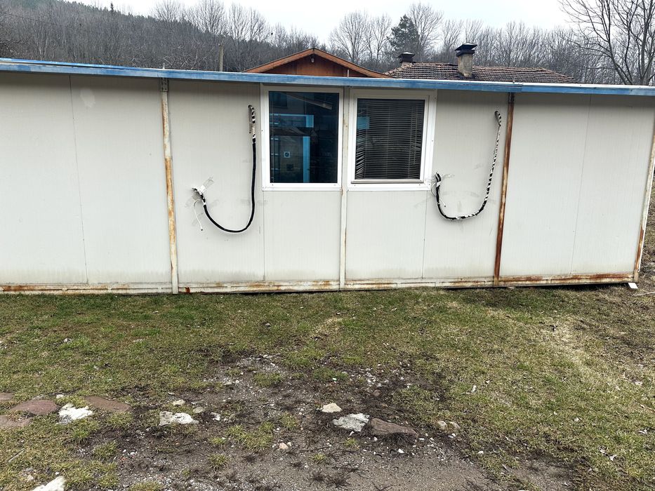 Продава 2 броя контейнери/фургон/ за живеене, офис или бизнес.