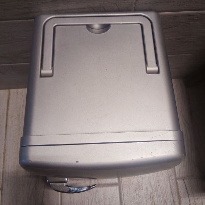 Мини хладилник на 12 и 220 волта