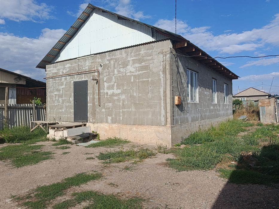 Уй сатылады орталыкта